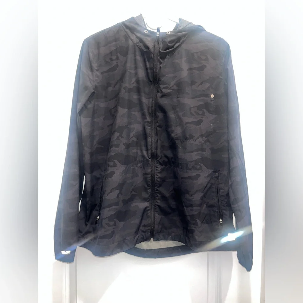 Vuori Womens Outdoor Trainer Shell black camo jacket - Picture 2 of 4